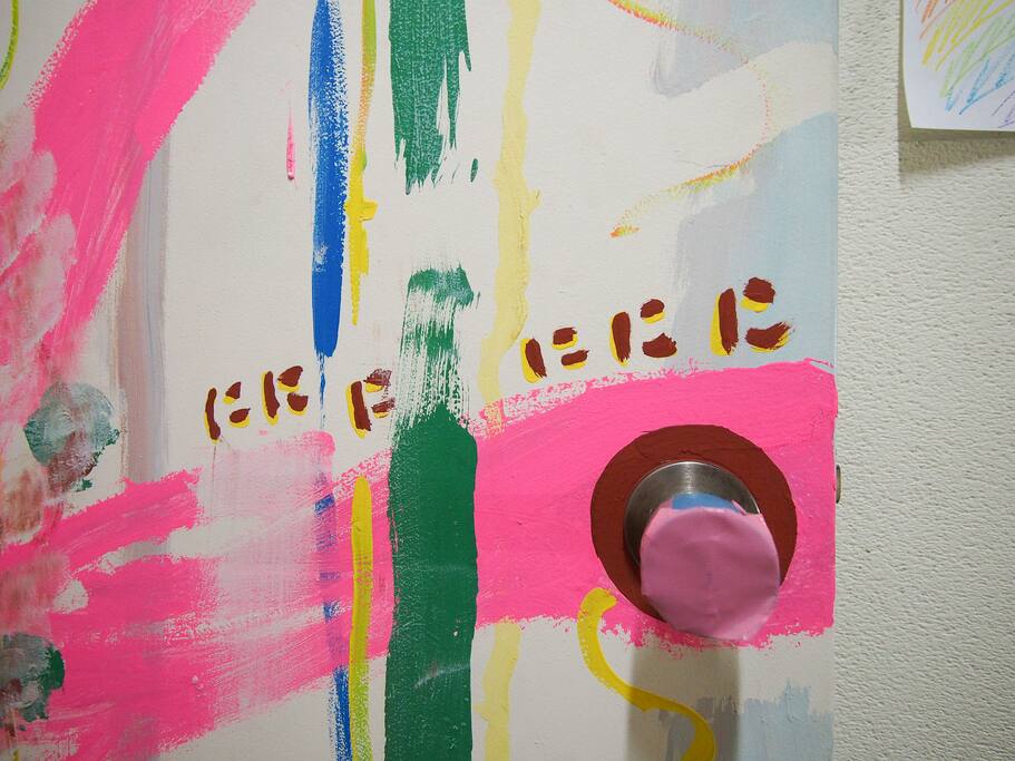 ドアノブ周辺にも装飾がほどこされています Interior around a door knob