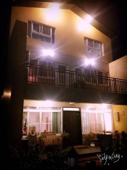 三樓獨棟,一樓還有停車位及花園,夜晚可坐在迴廊聽音樂喝咖啡看夜景 若要烤肉也可以 2樓兩間房間有大陽台