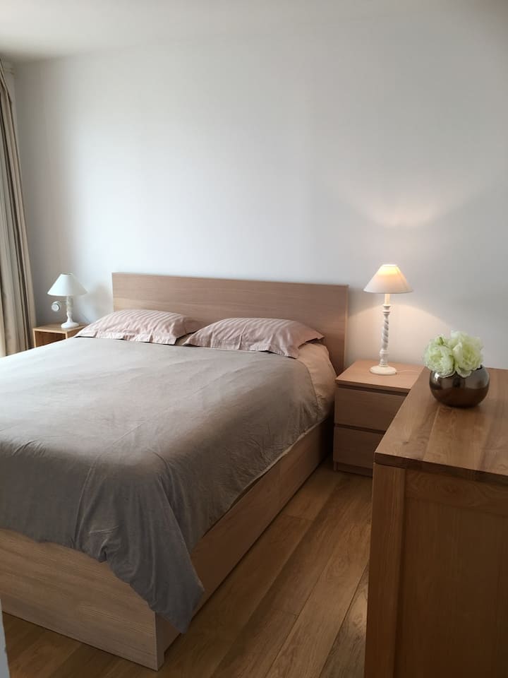 პირველი სართულის საძინებელი. 
Ლიტ-დე 160 (დიდი ზომის)