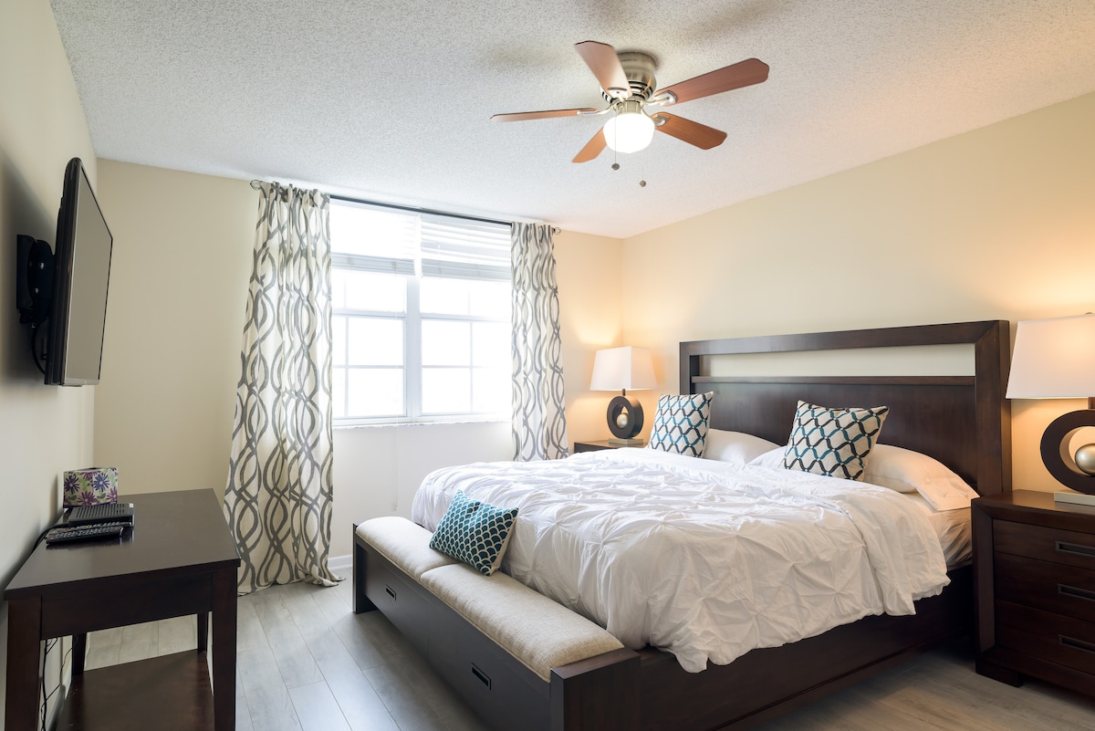 ️ Sleep soundly in this cozy vacation rental—plush bedding, natural light & in-room entertainment included!