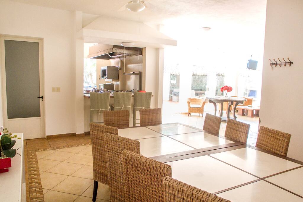 Comedor y cocina al fondo (áreas comunes)