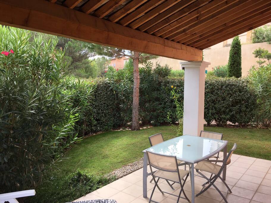 Terrasse au calme avec jardinet
