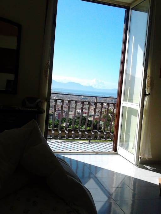 vista centro storico e mare....riposando a letto.