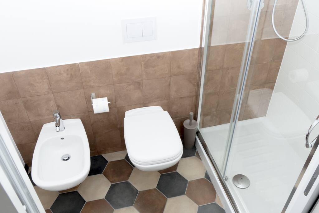 Bagno con ampia doccia trasparente