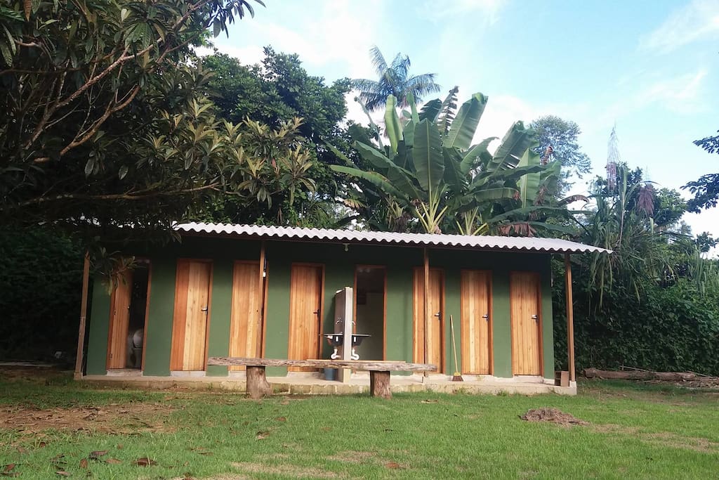 Duchas e banheiros