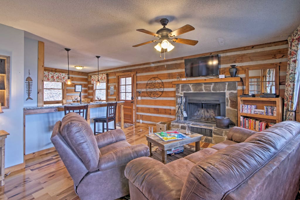 This chink-style cabin contains 2 bedrooms, 1 bath and 1,000 square feet.