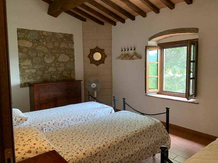 Slaapkamer met 3 eenpersoonsbedden.