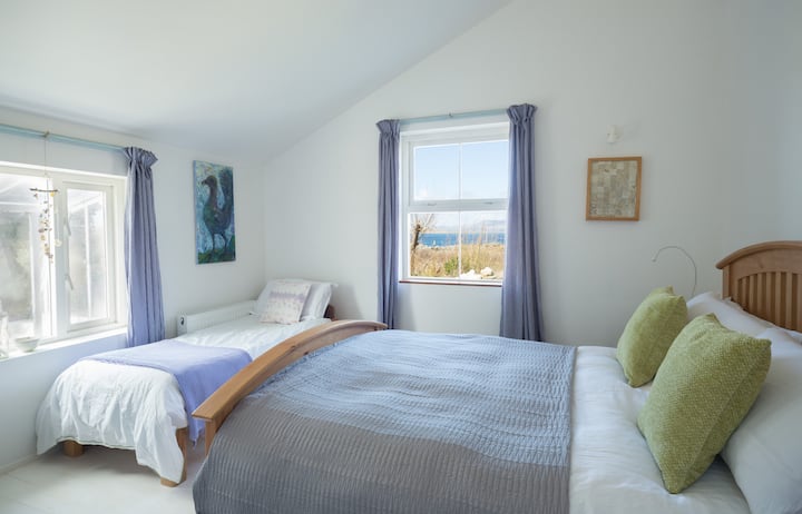 楼下卧室1号双人床1个孩子。 