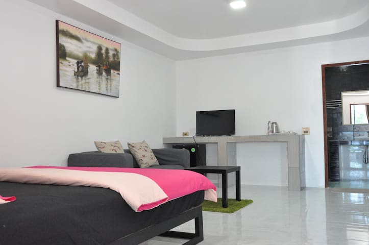 Stylish king-sized bedroom w/ AC & wifi - Binlar 2