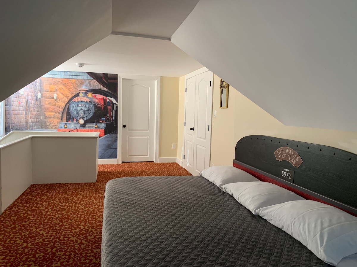 哈利波特客房，配备2张标准双人床、全功能卫生间和32英寸电视