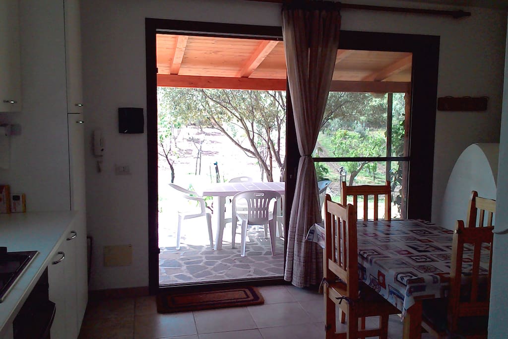 Vista del terrazzo dalla sala principale (ampia cucina abitabile)