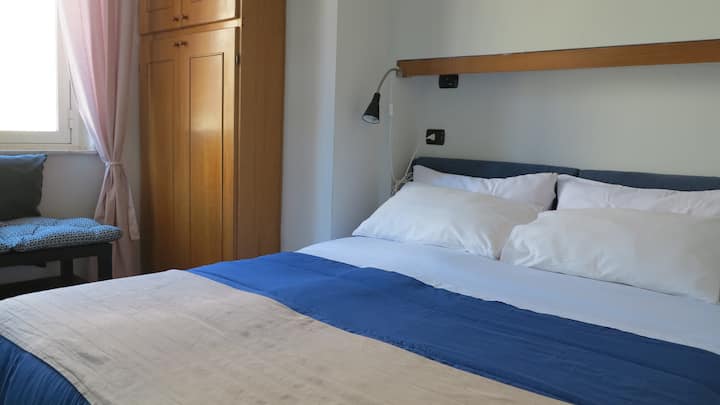 Dormitorio con una cómoda cama doble