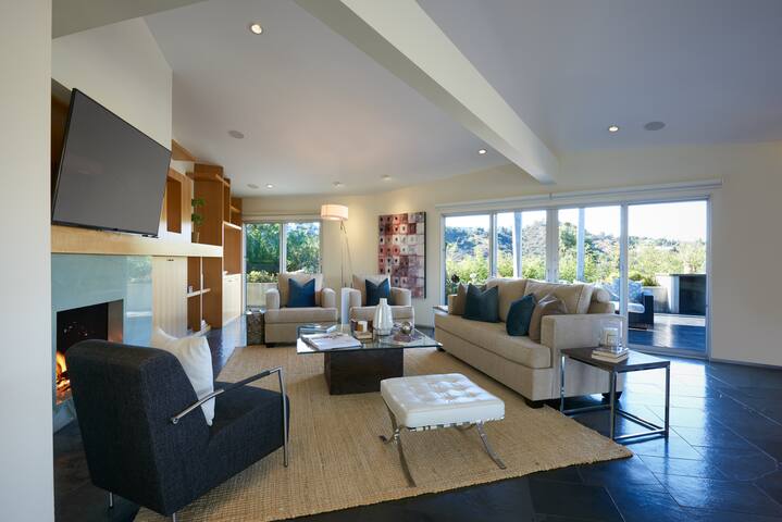 Hollywood Hills Jewel Mar Lu Dr. gallery image 5