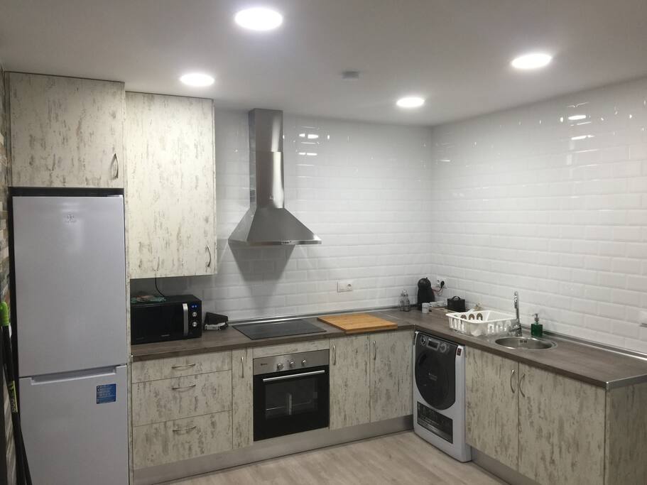 Cocina totalmente equipada ,frigorífico, horno ,vitro ,lavadora secadora ,microondas ,cafetera de cápsulas ,infusiones ,hervidor de agua,así como toda la vajilla como platos ,fuente ,vasos,tazas,cubiertos etc y gran espacio para su uso.