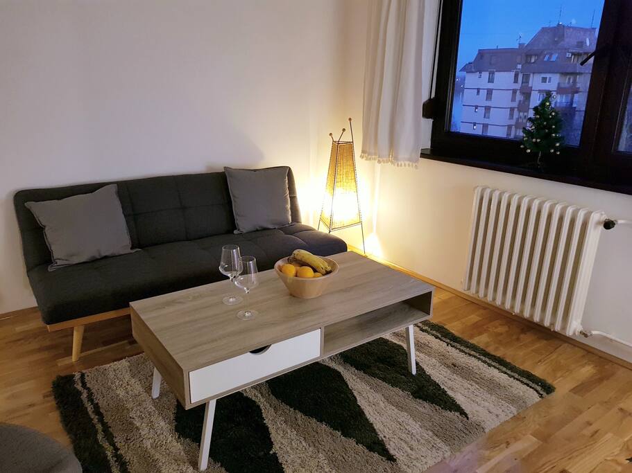 living room (extendable sofa)