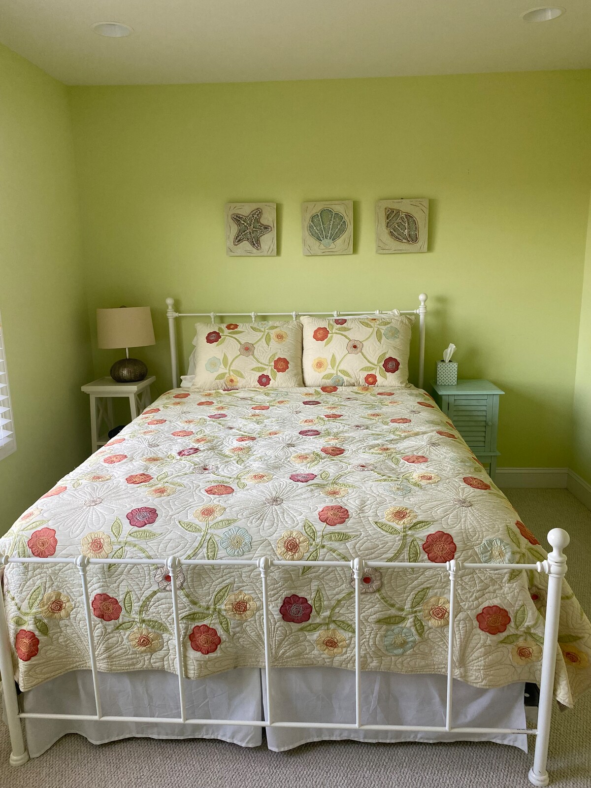 მე-2 სართული საძინებელი საწოლით, კარადათი და ფანჯრით