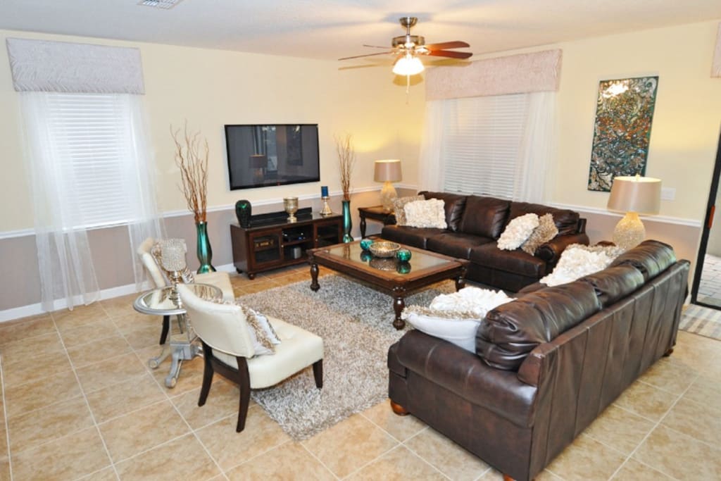 Couch,Furniture,Chair,Indoors,Living Room