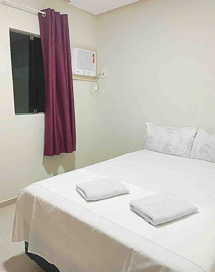 2 udobne klimatizirane spavaonice smještene na 1 katu s zavjesom za zamračivanje

OBS1: Sve sobe imaju dodatni madrac

OBS2: na ovom katu nalazi se kupaonica ispred vrata spavaće sobe 