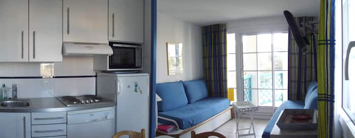 Всекидневната, оборудваната кухня, масата за хранене и 2 големи дивана