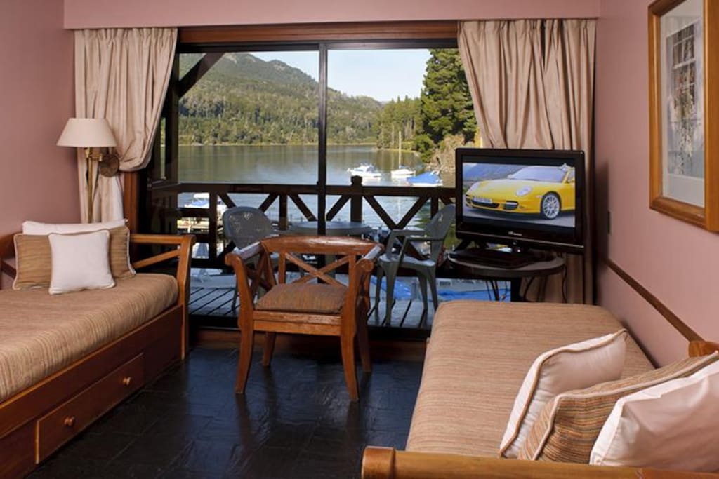 Dpto. privado - Living con VISTA al Lago: Dos camas individuales