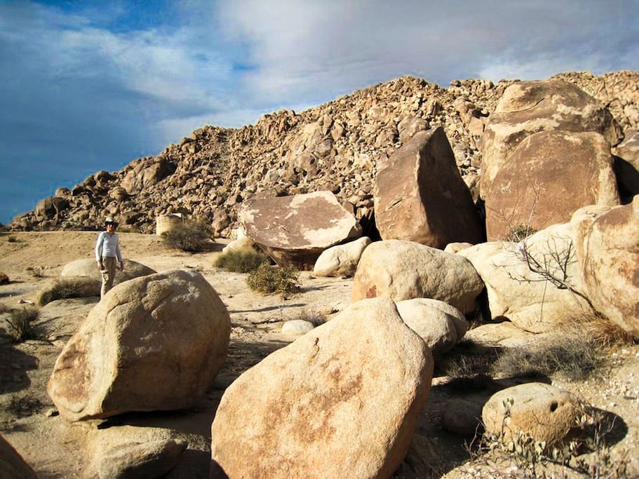 You're surrounded by incredible boulder groups, just like at the Joshua Tree National Park