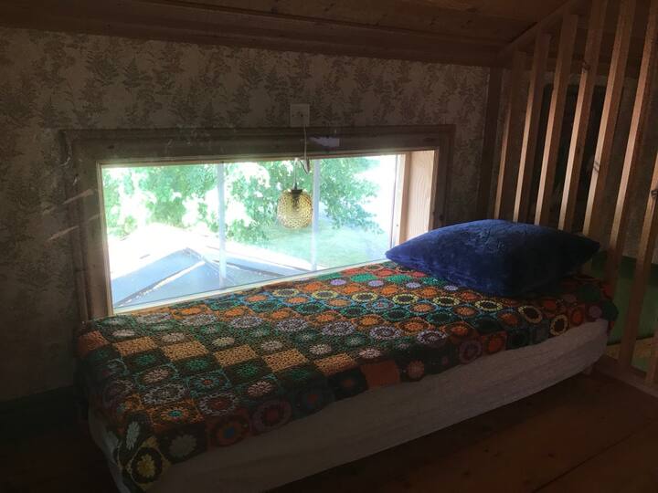 დამატებითი საწოლი ზედა სართულის საერთო ოთახში