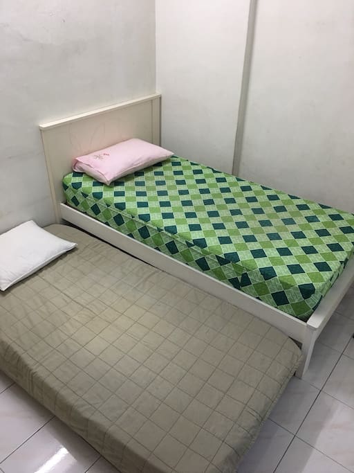 Small rm ~ twin bed.