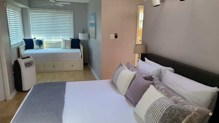 Spálňa s manželskou posteľou veľkosti King na poschodí a vytiahnite 2 jednolôžkové postele