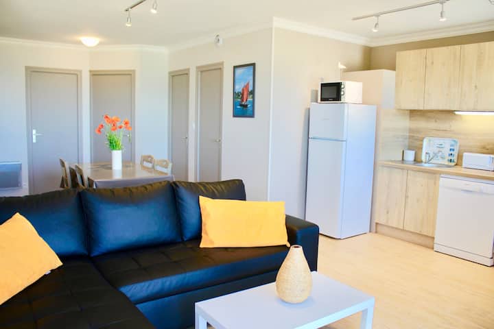 Dhoma e ndenjjes dhe kuzhina 