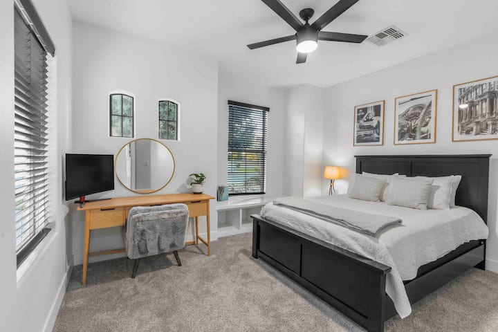 Dhomë gjumi për vizitorët me hapësirë pune të dedikuar