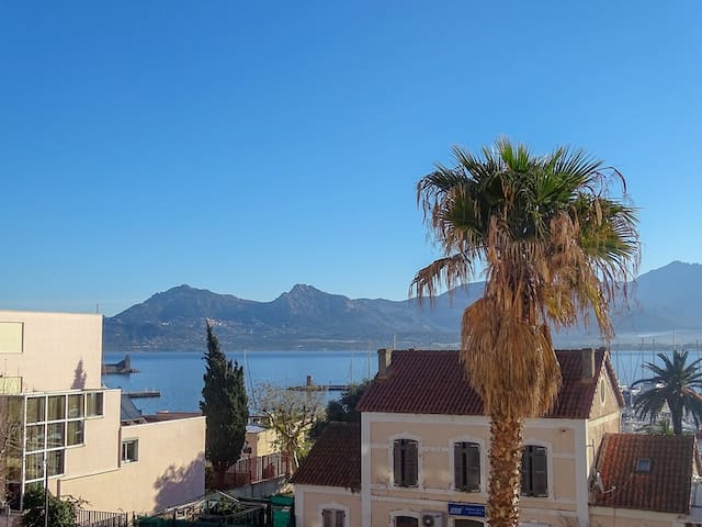 T2 hypercentre de Calvi avec vue mer et montagnes