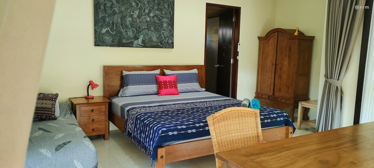 Izba pre hostí č.11

s manželskou posteľou, 1 šatník, 1 dlhý pracovný stôl a stoličky.