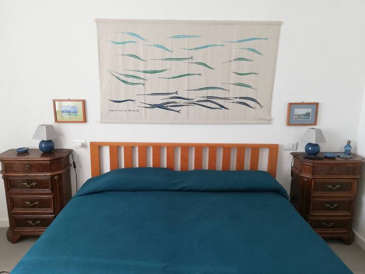 la cama doble en la habitación junto al mar