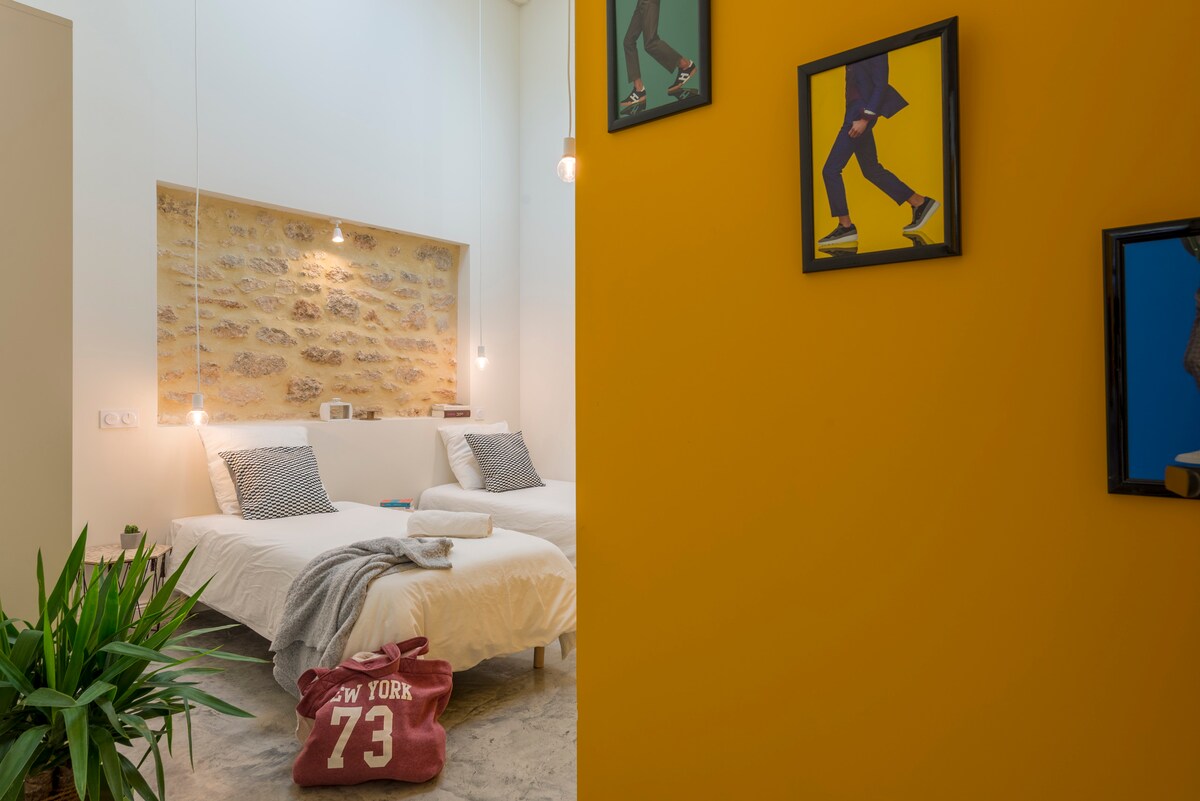 แต่ละห้องได้รับการออกแบบมาเพื่อความสะดวกสบายและผ่อนคลาย พร้อมการตกแต่งในแบบของคุณ ผสมผสานเสน่ห์แบบชนบทเข้ากับการออกแบบเพื่อค่ำคืนที่สงบในบรรยากาศที่ประณีต