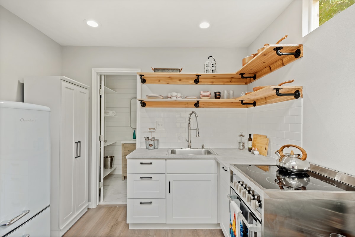 Tiny House, Big Personality w/ Hot Tub