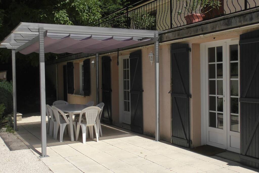 Entrée du gîte avec sa terrasse