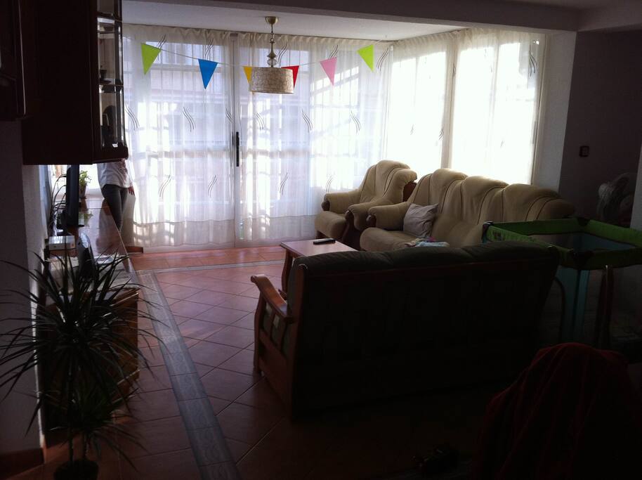 salon grande y soleado