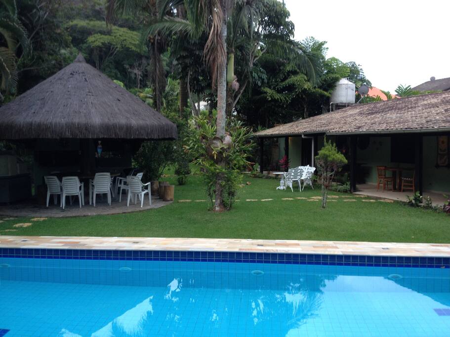 conforto de uma casa de campo , só que na praia