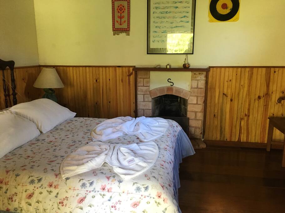 Quarto de casal anexo ao Bangalô, com lareira.