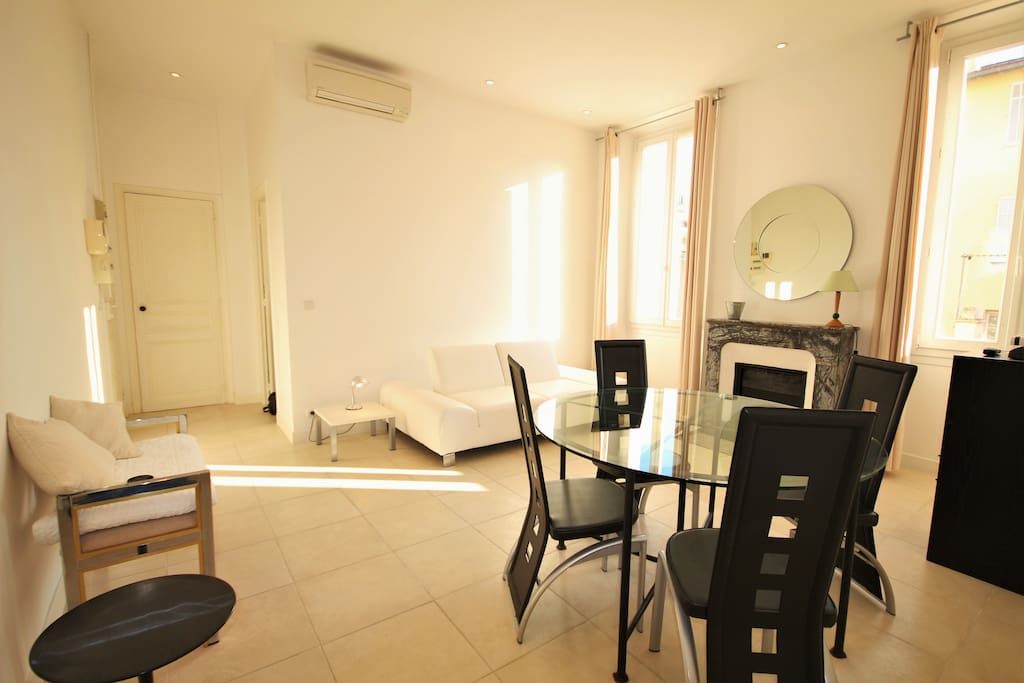 Avec table à manger et 4 fauteuils, un canapé en cuir blanc. Climatisation, chauffage, internet.