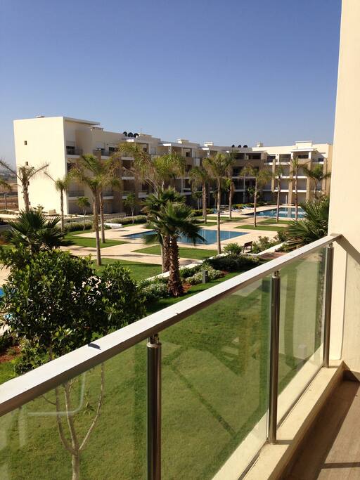 Vue de la terrasse sur les 3 piscines