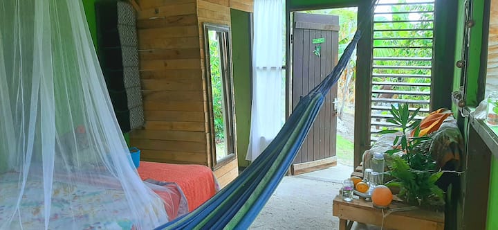 Ваканционната къща има собствена вътрешна тоалетна. Също така можете да видите дивана до дългия прозорец, който осигурява на ваканционната къща много естествена вентилация 