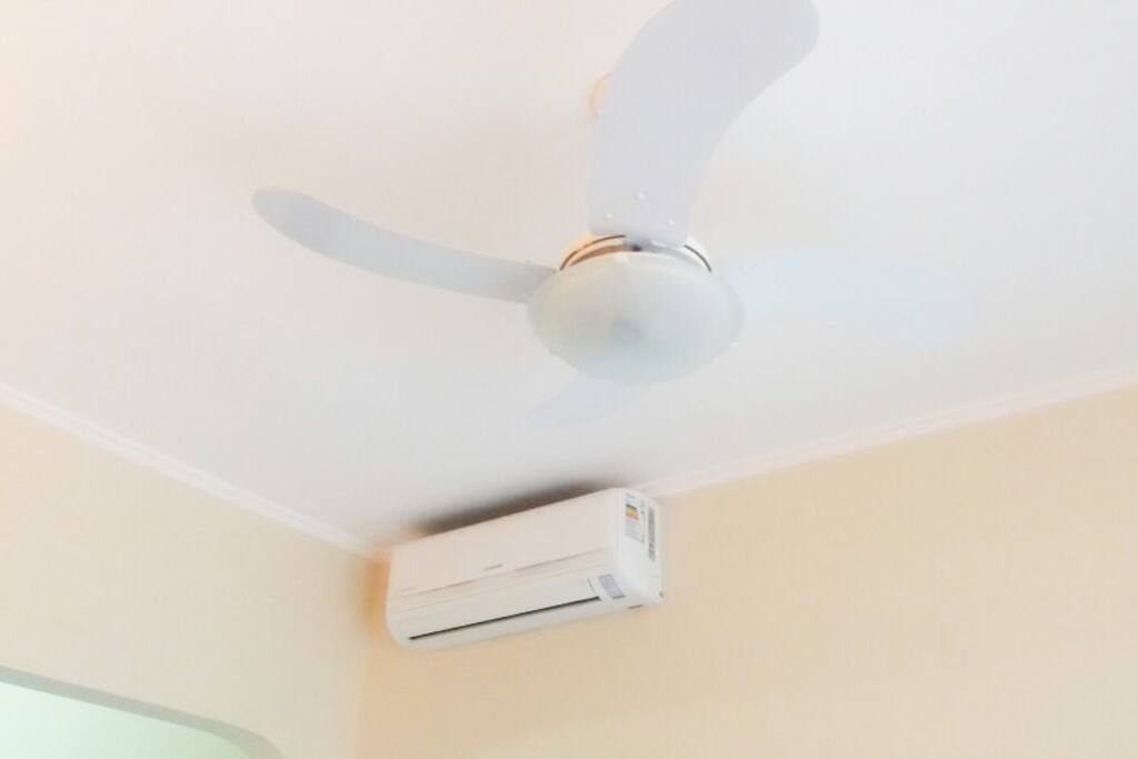 Ar-condicionado e ventilador de teto na sala