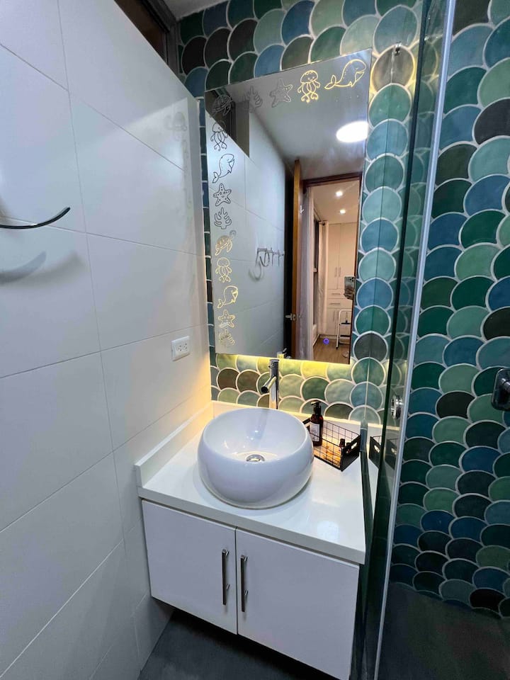 Стая със суперголямо двойно легло на първия етаж със собствена баня и телевизор 