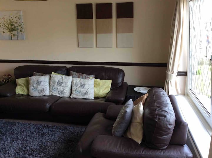 The Brambles, Peacehaven - Self Contained House - Lewes Castle & Museum