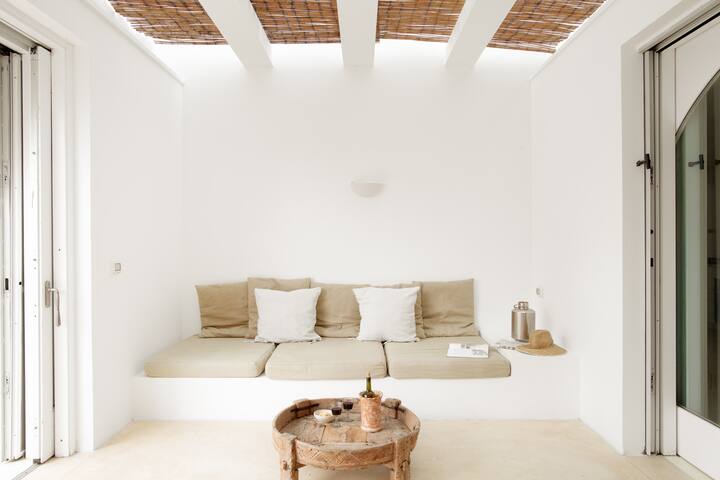 Beautiful Villa with garden + pool. Safe for kids. gallery image 3