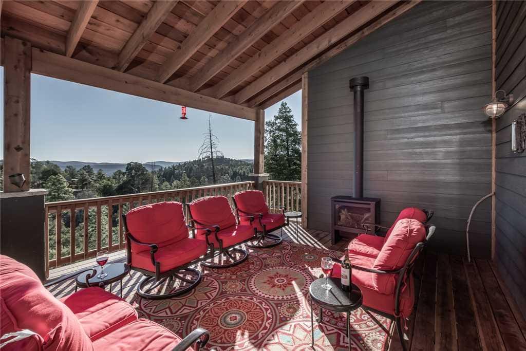 Fresh Air - The deck is the perfect place if you want to sit outside and enjoy the fresh air. Make some drinks, get the crew and