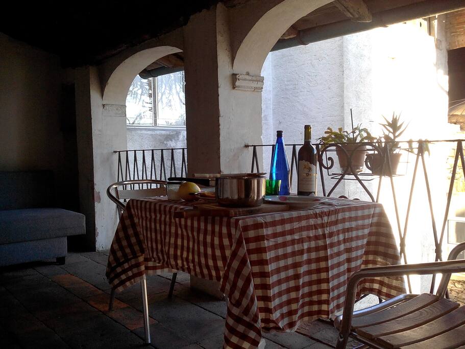 terrazza con tavolo e divano!!