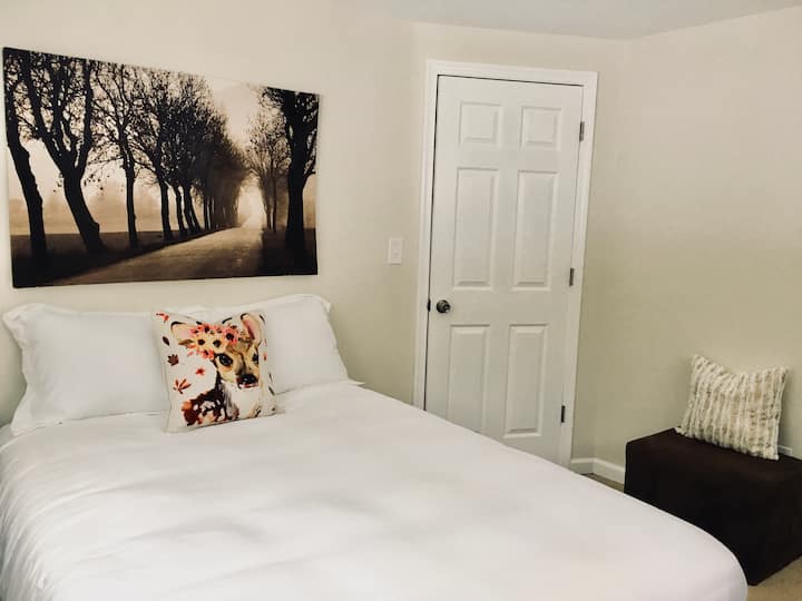 חדר אורחים עם מיטה מלאה 