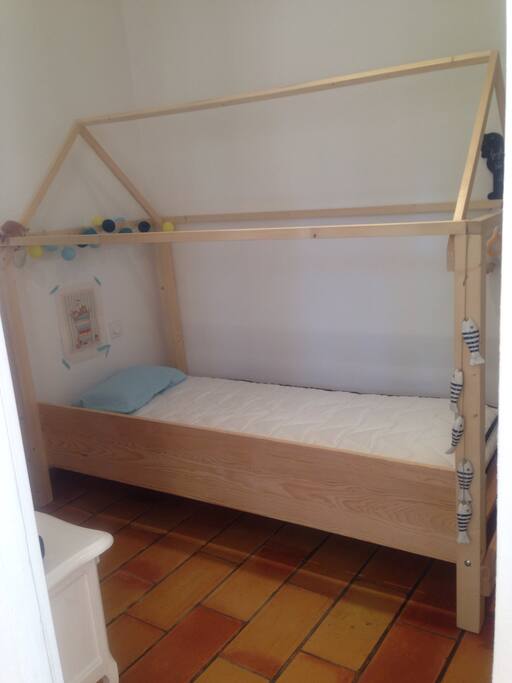 Chambre avec lit-cabane une place. Déco idéale pour les enfants mais peut servir pour les adultes aussi car taille standard d'un lit une place.